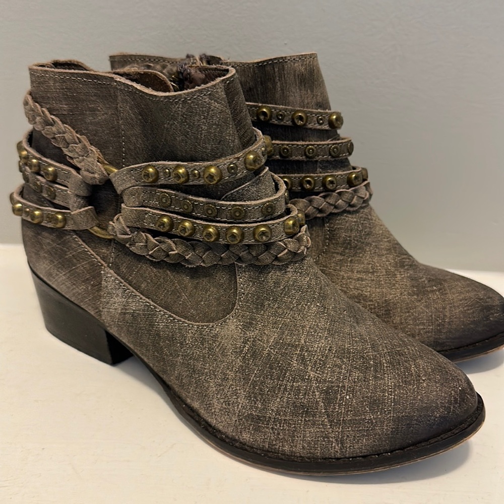 Naughty Monkey gray booties